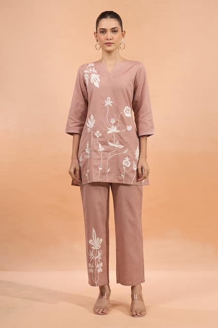Naintara Bajaj Pink Cotton, Linen Embroidery V-neck Floral Kurta And Pant Set Online at Aza Fashions Naintara Bajaj_Pink Cotton, Linen Embroidery V-neck Floral Kurta And Pant Set _Online_at_Aza_Fashions