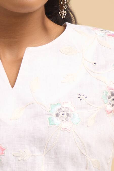 Naintara Bajaj_Off White Linen Embroidery Split V-neck Kurta And Pant Set _Online_at_Aza_Fashions