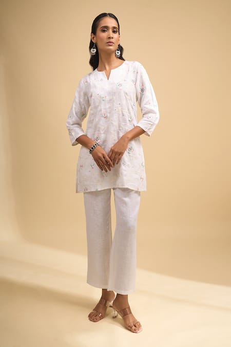 Naintara Bajaj Embroidered Linen Kurta & Pant Set 