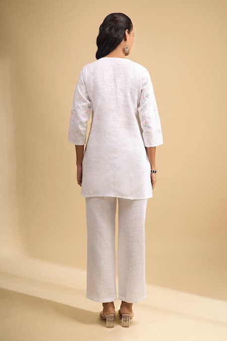 Naintara Bajaj Embroidered Linen Kurta & Pant Set 