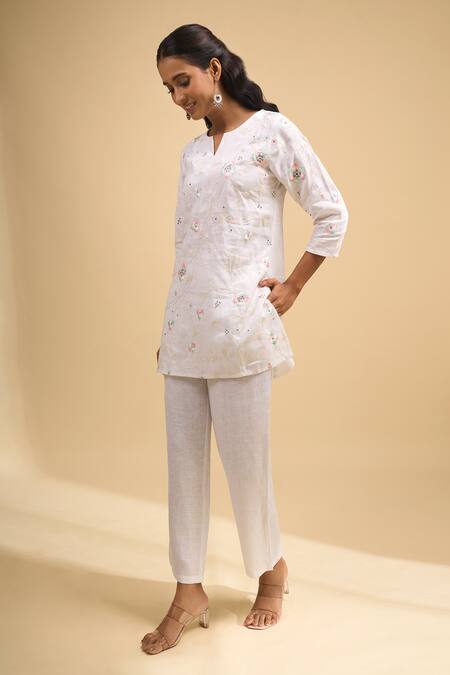 Naintara Bajaj_Off White Linen Embroidery Split V-neck Kurta And Pant Set _at_Aza_Fashions