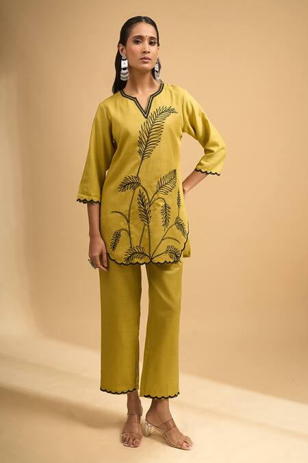 Naintara Bajaj_Green Cotton, Linen Embroidery V-neck Scallop Kurta And Pant Set _Online_at_Aza_Fashions