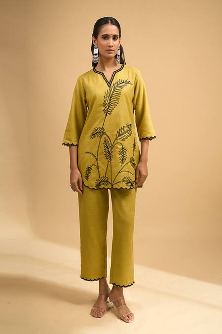 Naintara Bajaj_Green Cotton, Linen Embroidery V-neck Scallop Kurta And Pant Set _at_Aza_Fashions