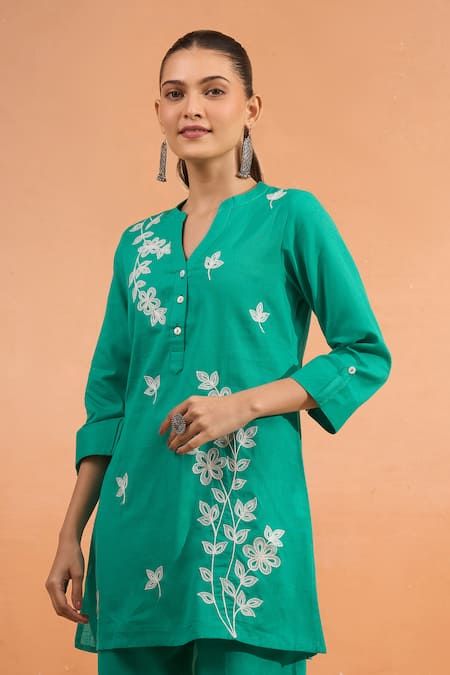 Naintara Bajaj_Green Cotton, Linen Embroidery Split V-neck Kurta And Pant Set _Online_at_Aza_Fashions