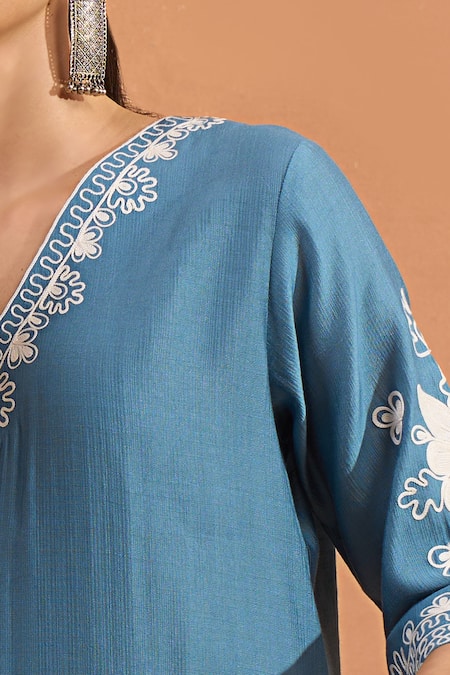 Naintara Bajaj_Teal Embroidery V-neck Kurta _Online_at_Aza_Fashions