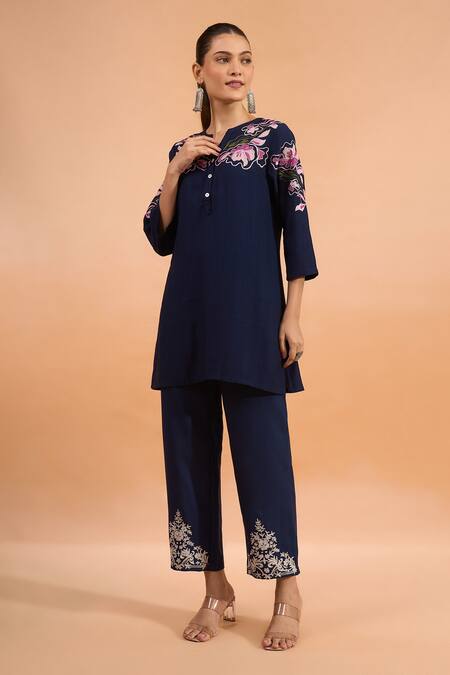 Naintara Bajaj_Navy Embroidery Split V-neck Kurta _Online_at_Aza_Fashions