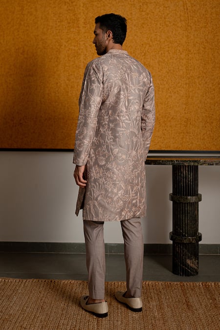 Mishru Avyan Embroidered Kurta Set 