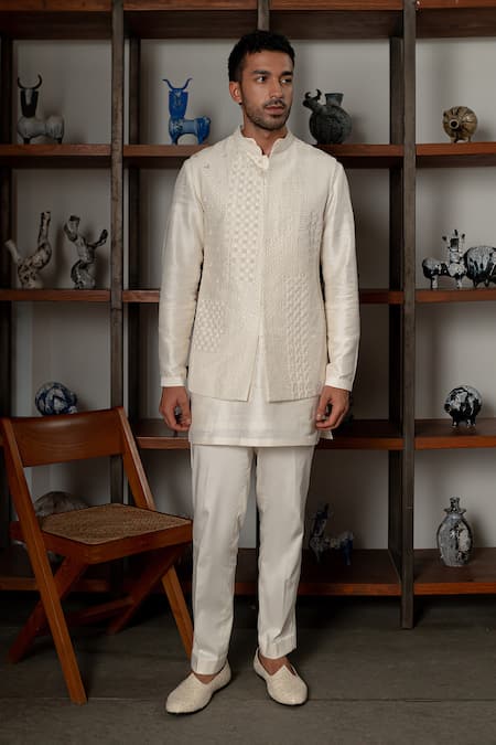 Mishru Levi Embroidered Bundi & Kurta Set 
