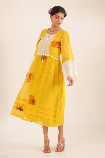 Buy_Tatwa_White Chanderi Embroidery, Lace Round Neck Floral Kurta _Online_at_Aza_Fashions