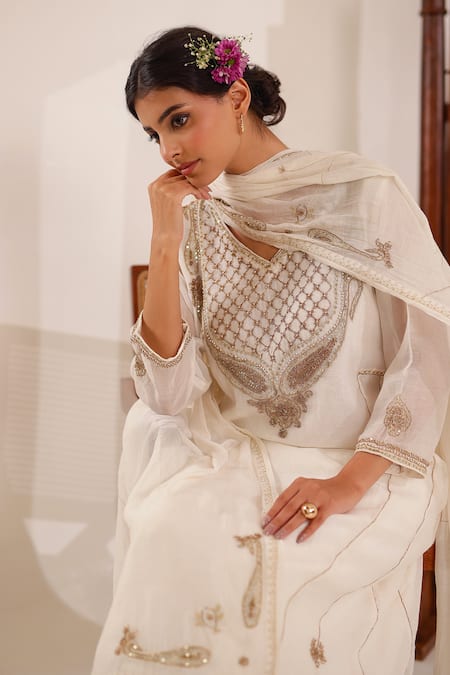 Buy_Tatwa_White Chanderi Embroidery, Metallic Thread, Zari Split V-neck Ambiya Kurta Set 