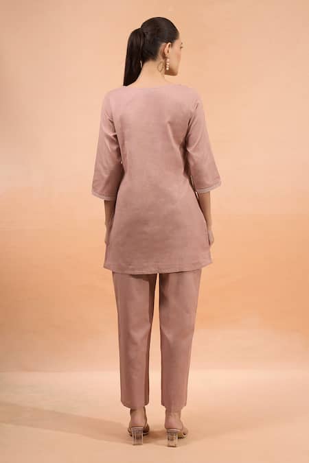 Shop Naintara Bajaj Pink Cotton, Linen Embroidery V-neck Floral Kurta And Pant Set at Aza Fashions Shop_Naintara Bajaj_Pink Cotton, Linen Embroidery V-neck Floral Kurta And Pant Set _at_Aza_Fashions