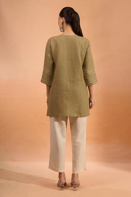 Naintara Bajaj Embroidered V-Neck Kurta 