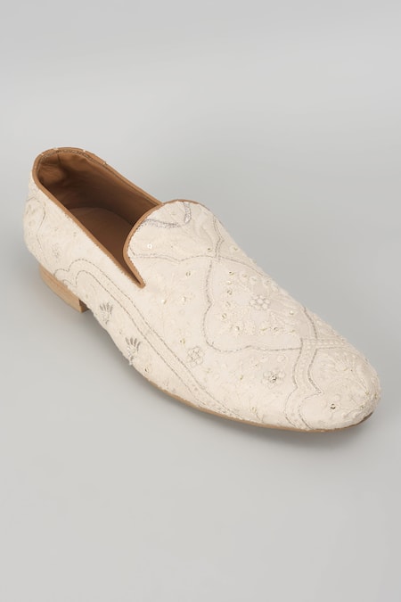 Buy_SALIL BHATIA_Ivory Zari, Metallic Thread, Sequins, Embroidery Taj Mahal Embellished Loafers _Online_at_Aza_Fashions