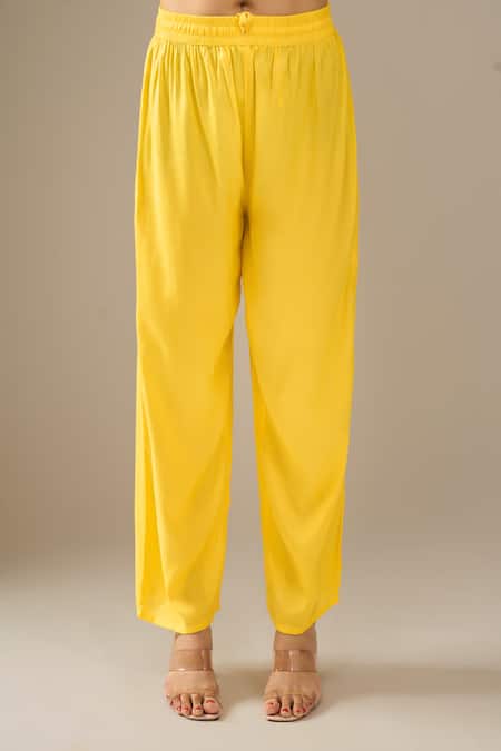 Samyukta Singhania_Yellow Organza, Shantoon Mirrors, Zari V-neck Leheriya Pattern Kaftan And Pant Set _at_Aza_Fashions