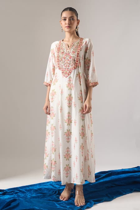 Samyukta Singhania_Ivory Chanderi Silk, Shantoon, Chiffon Mirrors, Floral Print Kurta Set _at_Aza_Fashions