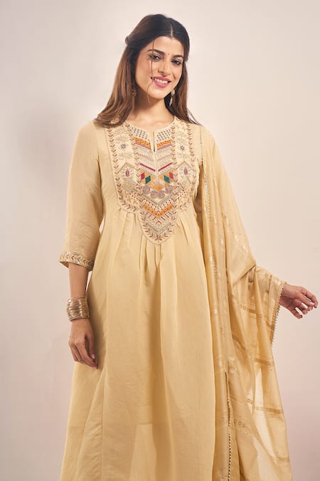 Samyukta Singhania_Beige Chanderi, Shantoon Embroidery, Sequins, Lace Sweetheart Mul Anarkali Set _at_Aza_Fashions