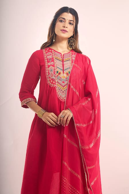 Samyukta Singhania_Red Chanderi, Shantoon Embroidery, Zari, Sequins, Lace Round Mul Kurta Set _Online_at_Aza_Fashions