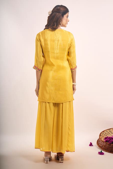 Samyukta Singhania Thread & Mirror Embroidered Kurta Set 