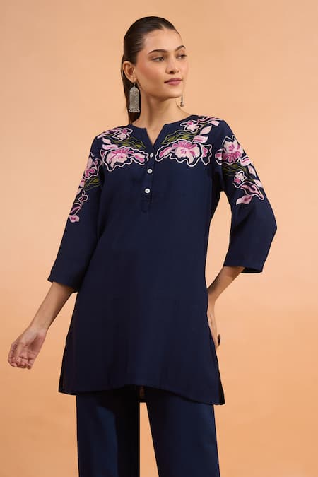 Naintara Bajaj Embroidered V-Neck Kurta 
