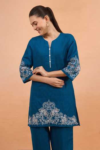 Khwaab By Sanjana Lakhani Blue Linen Embroidery V-neck Kurta And Pant Set at Aza Fashions Khwaab By Sanjana Lakhani_Blue Linen Embroidery V-neck Kurta And Pant Set _at_Aza_Fashions