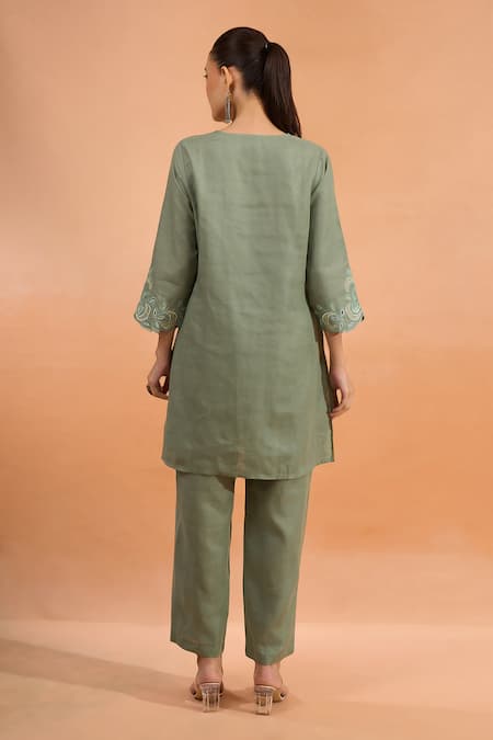 Naintara Bajaj Linen Embroidered Kurta & Pant Set 