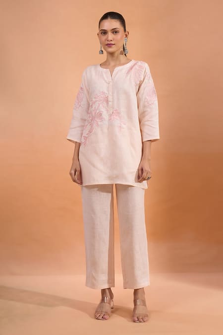 Naintara Bajaj_Coral Linen Embroidery Split V-neck Kurta And Pant Set _Online_at_Aza_Fashions