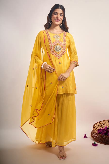 Samyukta Singhania Thread & Mirror Embroidered Kurta Set 
