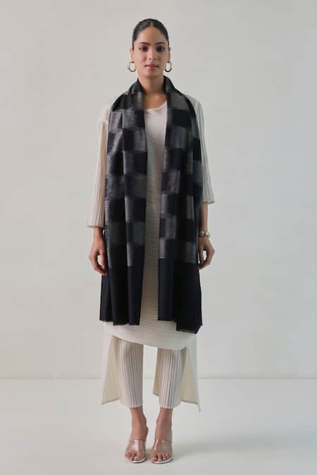 Shop SHAZA Black Nadira Reversible Handloom Ekkat Pattern Stole at Aza Fashions Shop_SHAZA_Black Nadira Reversible Handloom Ekkat Pattern Stole _at_Aza_Fashions