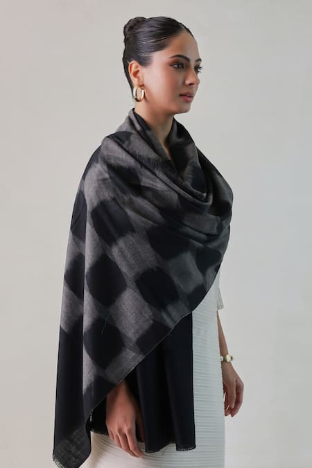 SHAZA Black Nadira Reversible Handloom Ekkat Pattern Stole Online at Aza Fashions SHAZA_Black Nadira Reversible Handloom Ekkat Pattern Stole _Online_at_Aza_Fashions