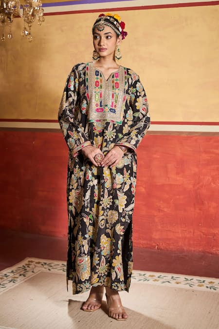 Tasuvure Indes Elizey Paisley Embroidered Kaftan 