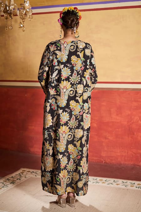 Tasuvure Indes Elizey Paisley Embroidered Kaftan 