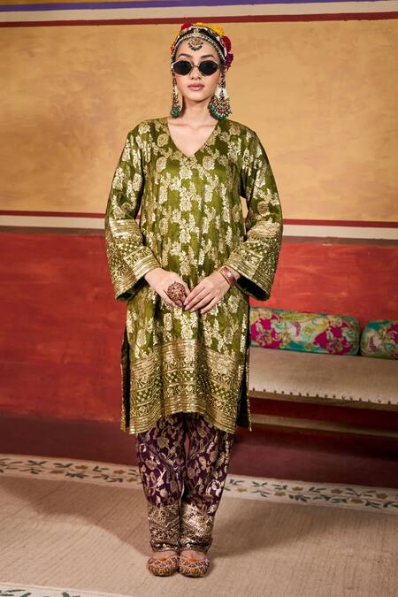 Tasuvure Indes_Green Brocade, Silk Embroidery, Sequins, Banarasi Begum Woven Kurta And Pant Set _Online_at_Aza_Fashions