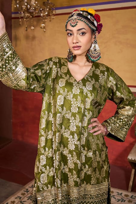 Tasuvure Indes_Green Brocade, Silk Embroidery, Sequins, Banarasi Begum Woven Kurta And Pant Set _at_Aza_Fashions