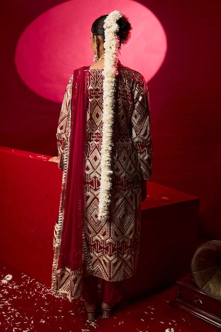 Tasuvure Indes Gulnaaz Geometric Embroidered Kurta Set 