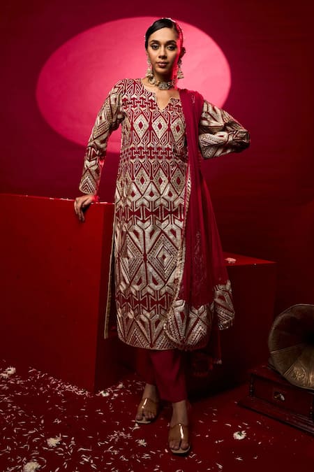 Tasuvure Indes Gulnaaz Geometric Embroidered Kurta Set 