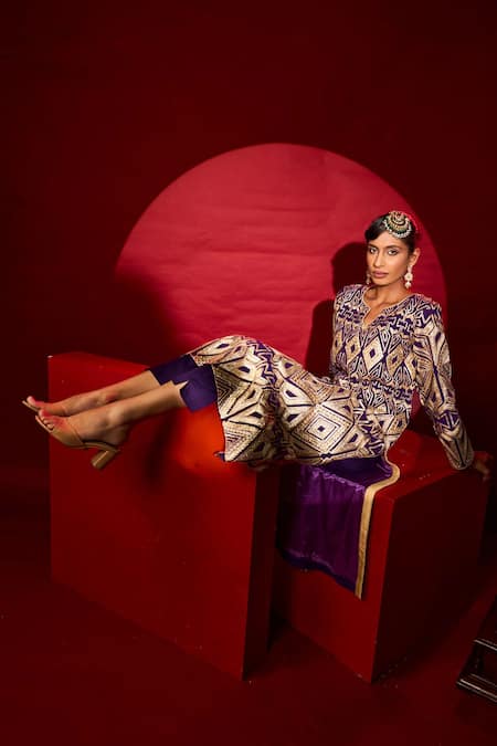 Tasuvure Indes_Purple Georgette Embroidery V-neck Gulnaaz Kurta And Pant Set _Online_at_Aza_Fashions