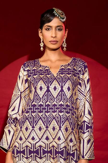 Tasuvure Indes_Purple Georgette Embroidery V-neck Gulnaaz Kurta And Pant Set _at_Aza_Fashions