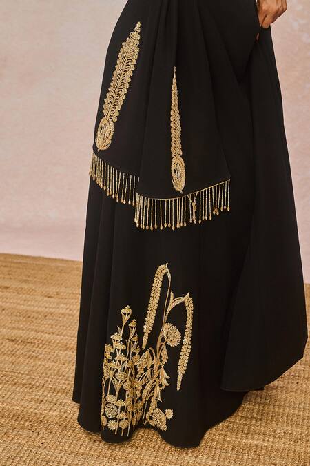 Buy_Masaba_Black Crepe Embroidery, Metallic Thread, Pyaar Ke Charche Gown With Stole 
