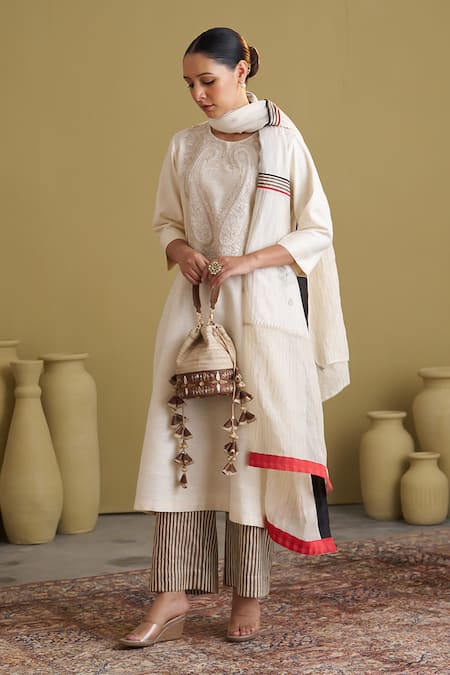 Vaaya Dori Embroidered Kurta Set 