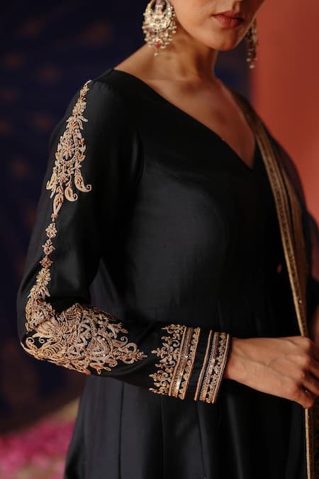 Jigar Mali_Blue Chanderi Embroidery, Metallic Thread, Zari V-neck Anarkali Set _Online_at_Aza_Fashions