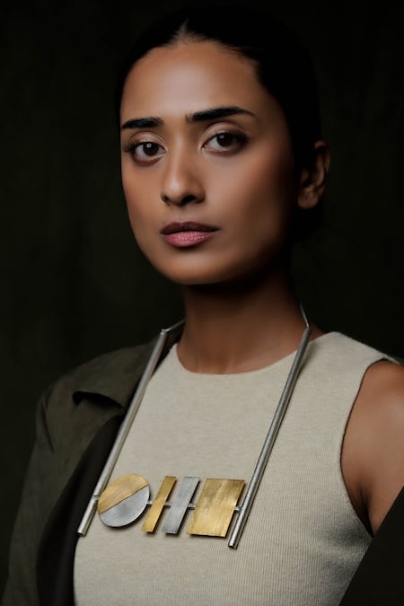 DE'Anma Silver Plated Geometric Pendant Necklace 