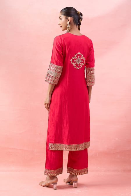Surbhi Shah Phool Embroidered Kurta Set 