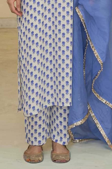 Arpita Mehta_Off White Crepe, Organza Mirrors, Embroidery Bloom Butti Print Work Kurta Set _Online_at_Aza_Fashions