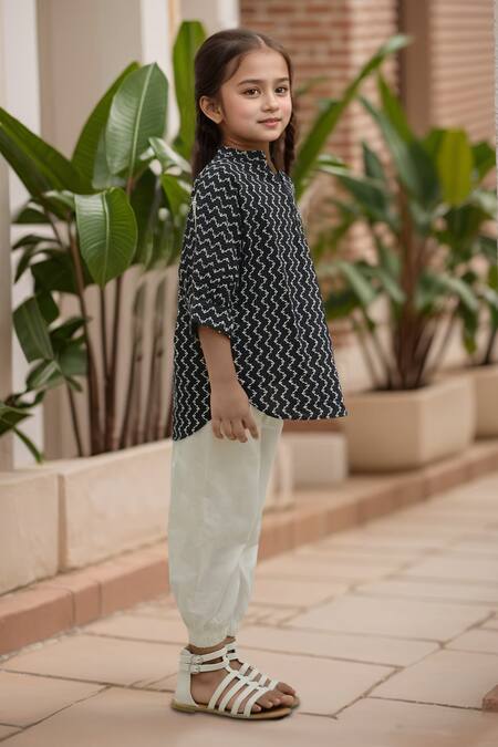 Petite Pomme_Black Cotton Chevron Loose Kurta Set _Online_at_Aza_Fashions