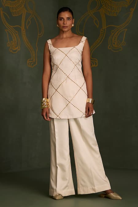 Sitaraa_Ivory Silk, Organza Embroidery, Metallic Thread, Zari Square Sharabha Kurta Set _Online_at_Aza_Fashions