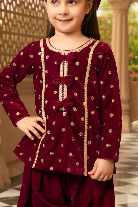Fayon Kids_Pink Velvet Sequins, Gota Patti Floral Motif Kurta And Salwar Set _Online_at_Aza_Fashions