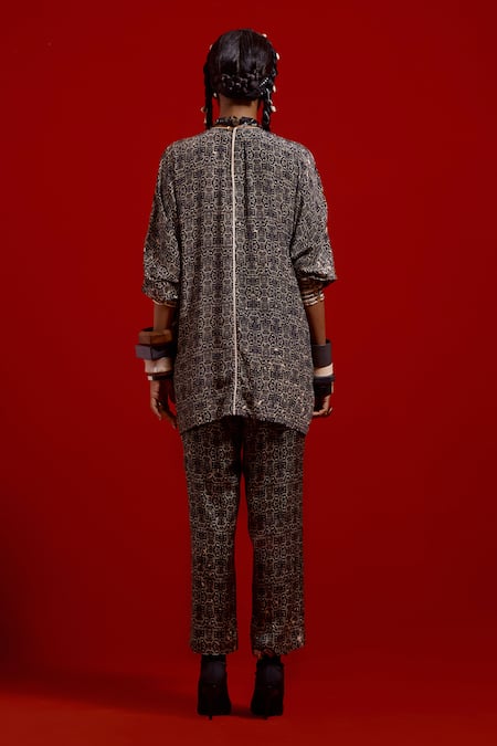 Shop Aseem Kapoor Gray Crepe, Satin Embroidery, Beads, Tassels V-neck Kuru Trapeze Kurta Set at Aza Fashions Shop_Aseem Kapoor_Gray Crepe, Satin Embroidery, Beads, Tassels V-neck Kuru Trapeze Kurta Set _at_Aza_Fashions