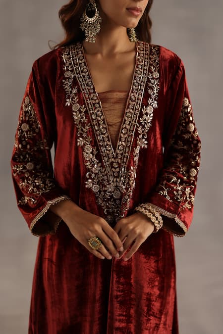 Buy_Begum_Maroon Velvet, Tissue Gota Patti, Zari, Sequins, Minar Kurta Pant Set _Online_at_Aza_Fashions