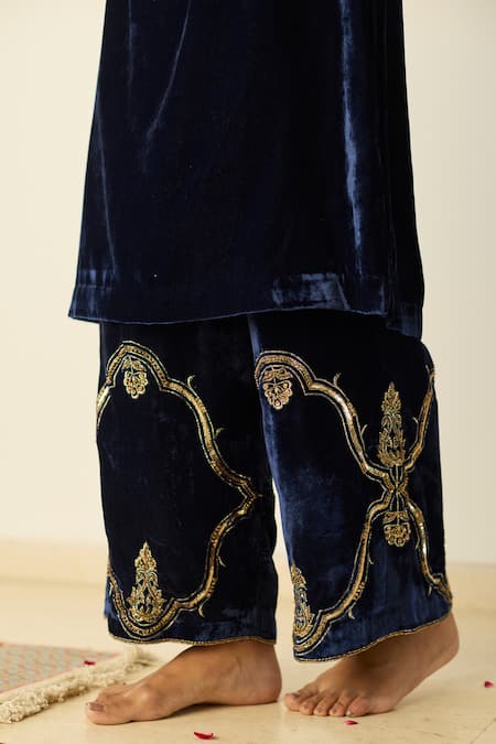 Sarang Kaur_Blue Velvet Embroidery V-neck Tarunima Kurta Set _at_Aza_Fashions