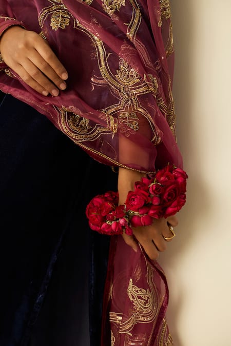 Buy_Sarang Kaur_Blue Velvet Embroidery V-neck Tarunima Kurta Set 